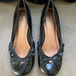 Fioni black leather ballet flat w/ detailed front